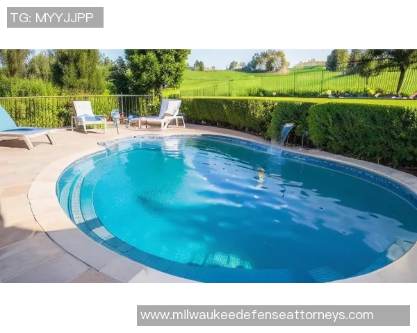 泳池周围的夏日乐章与清凉世界探索之旅